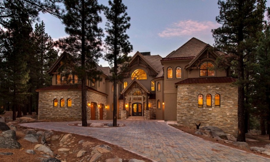 Загородный дом из камня