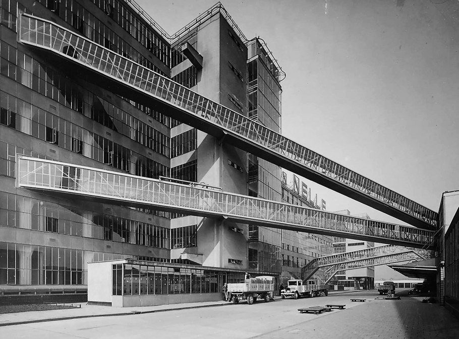 Фабрика в Роттердаме арх. и. а. Бринкман и др. 1928—1930 Гг.