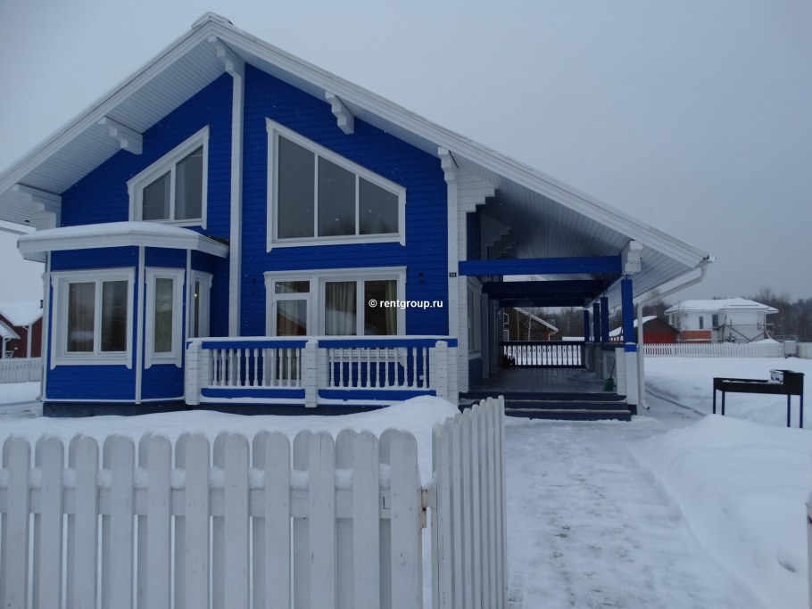 Белый с синим каркасный дом