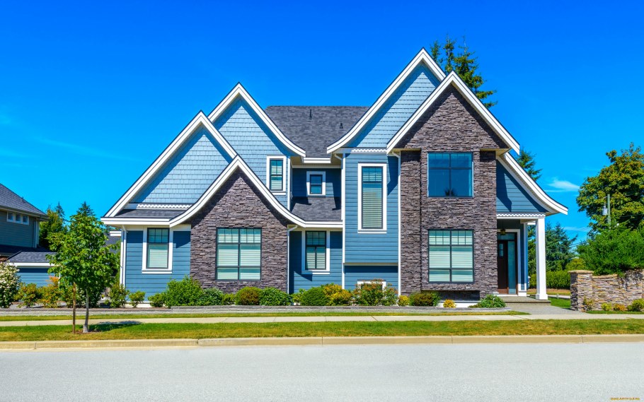 Синий фасад дома