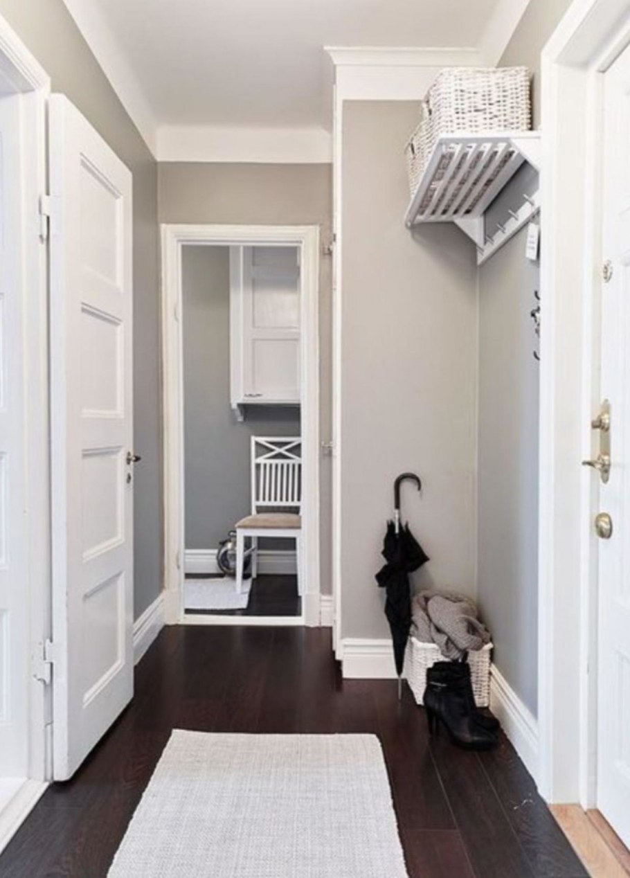 Узкая прихожая в стиле Сканди