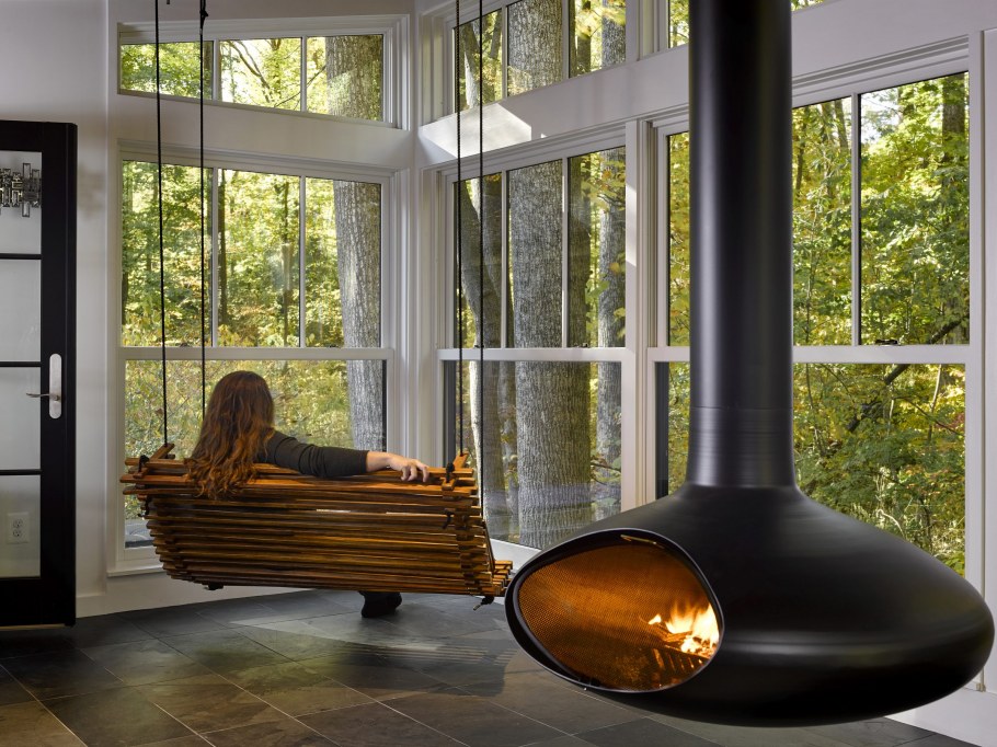 Подвесной камин на веранде