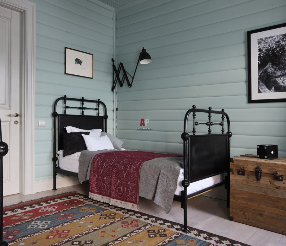 Голубые стены в деревянном доме