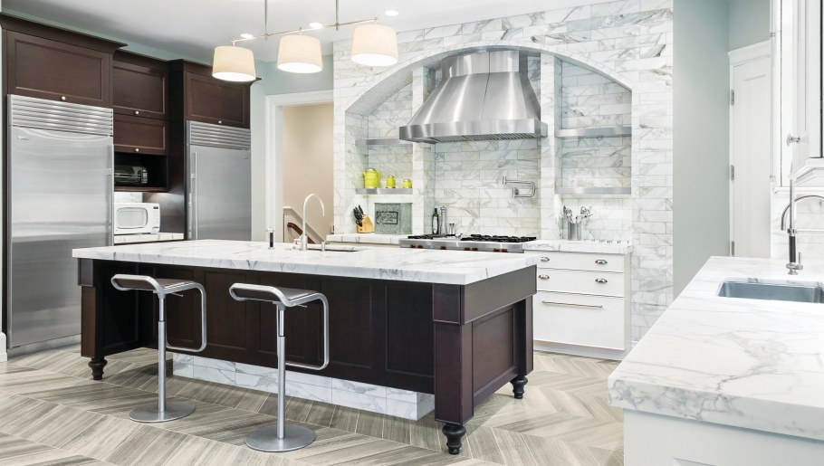 Искусственный камень на кухне