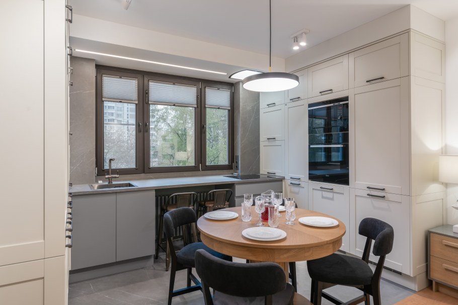 Кухня-гостиная с окном в рабочей зоне