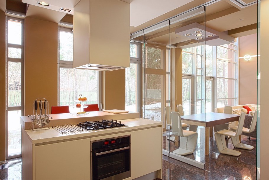 Перегородка между кухней и столовой