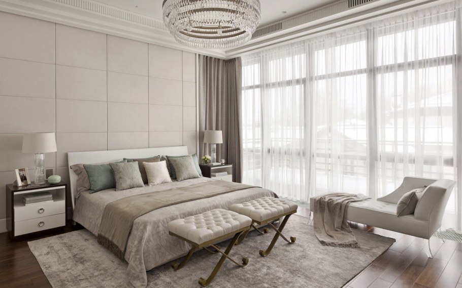 Спальня в неоклассическом стиле в светлых тонах