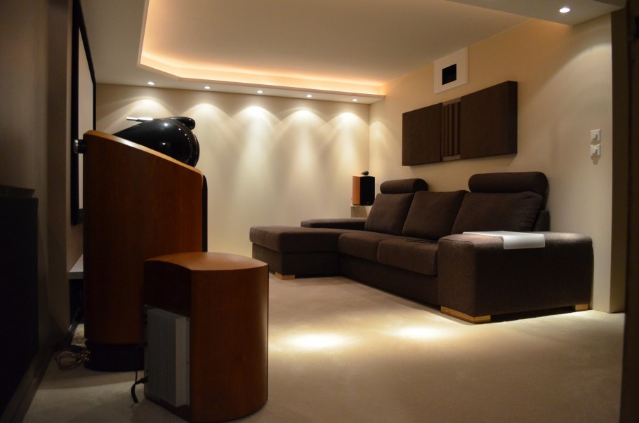 Колонки за диваном