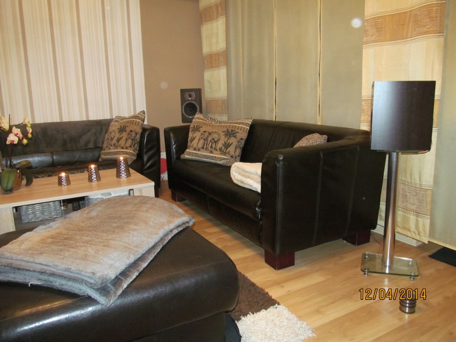 Тыловые колонки диван у стены