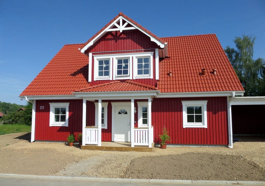 Красный дом с красной крышей