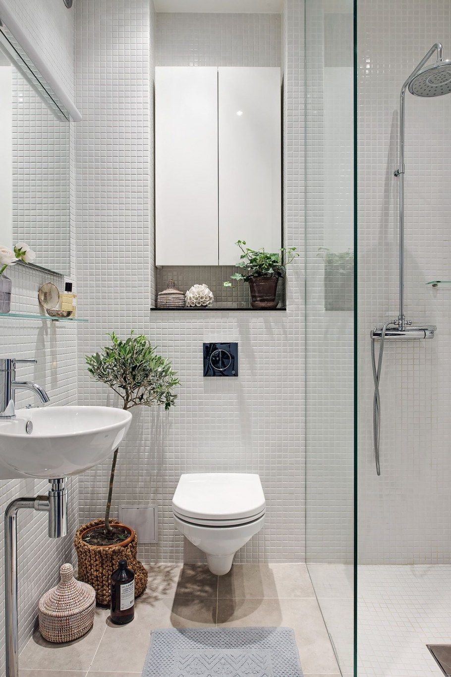 Небольшой санузел с душевой