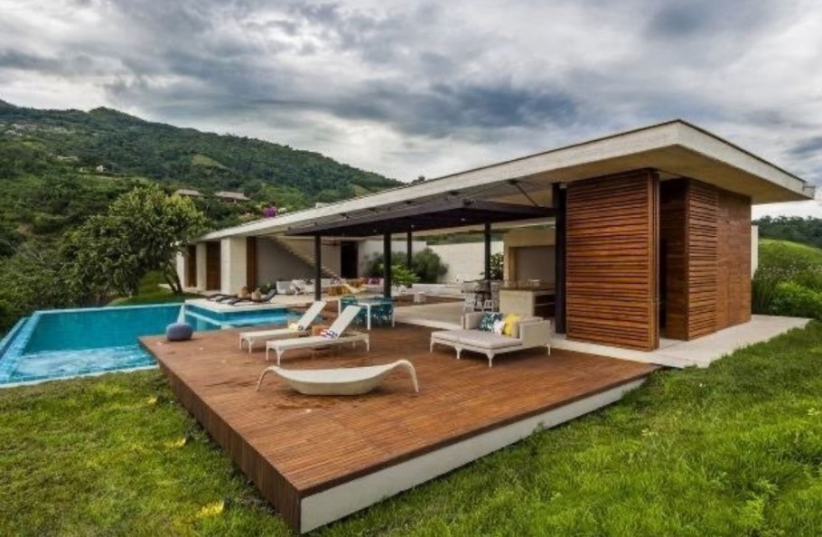 Терраса с бассейном