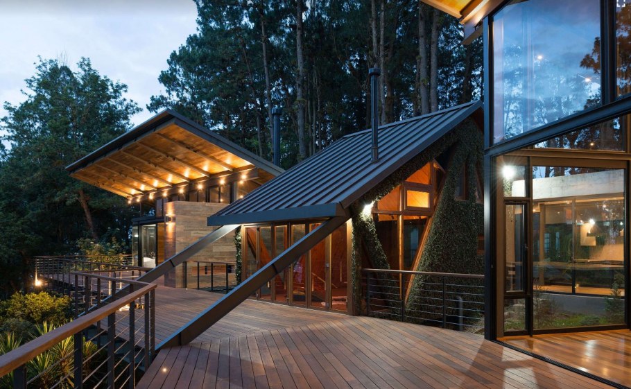 Домик в лесу с террасой