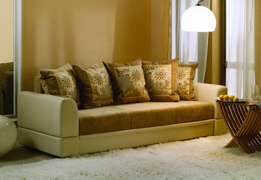 Классические светлые диваны с подушками