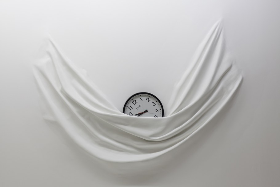 Белая ткань драпировка