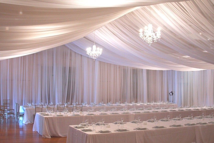 Декор потолка тканью