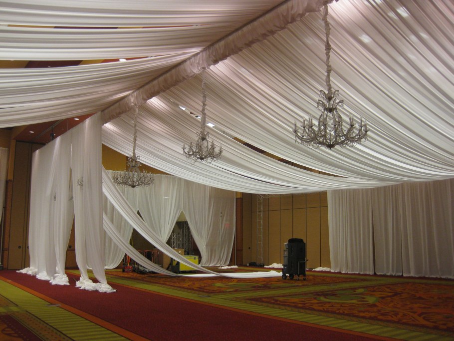 Декор потолка тканью