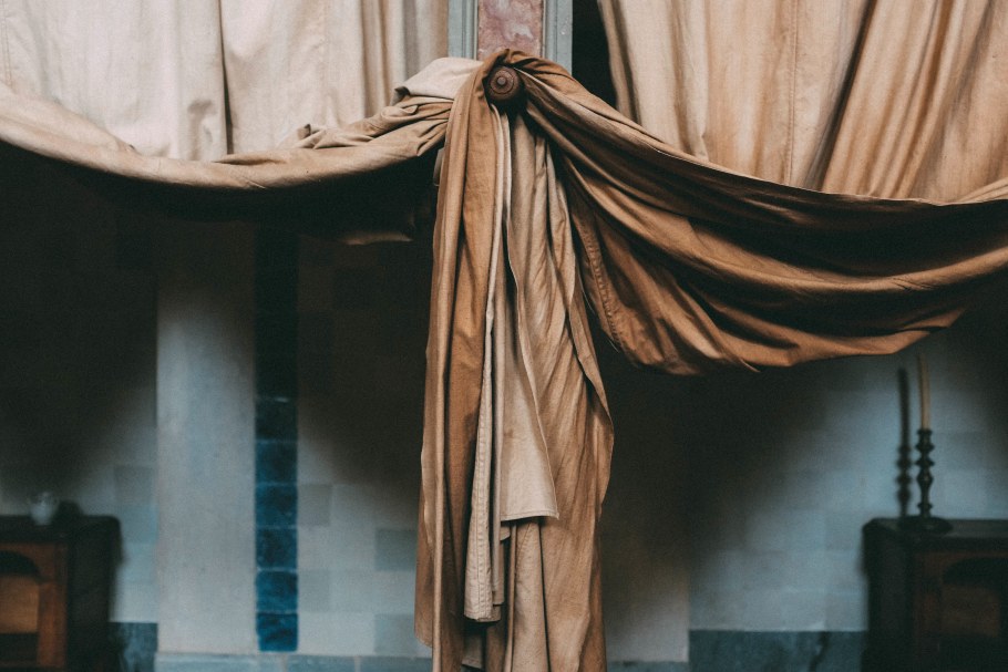 Свисающая ткань