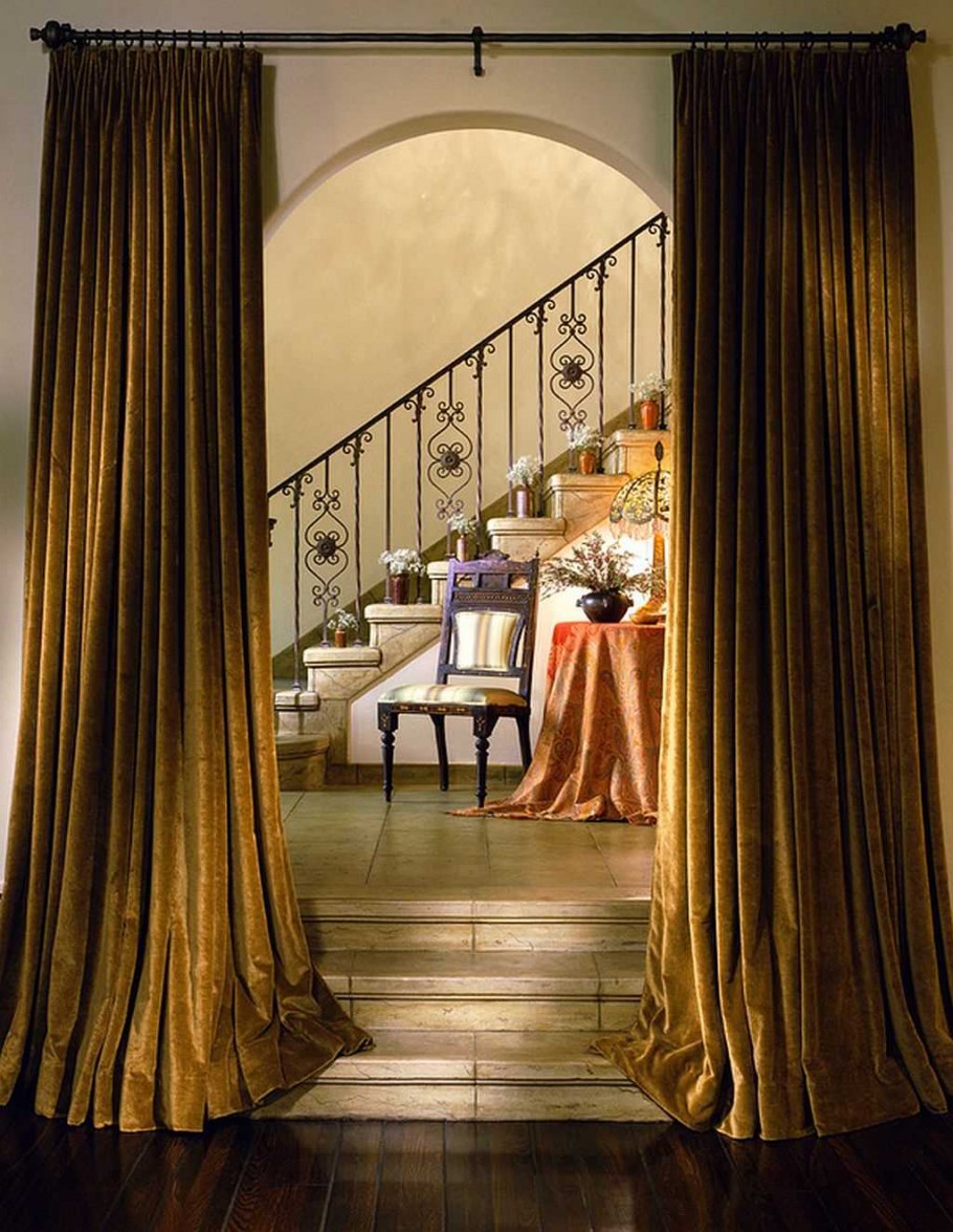 Шторы на дверной проем