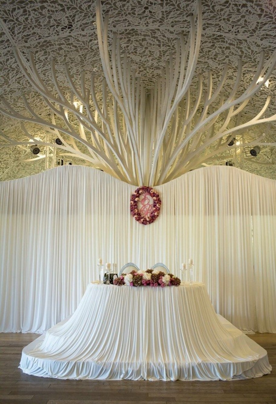 Задрапировать стену тканью