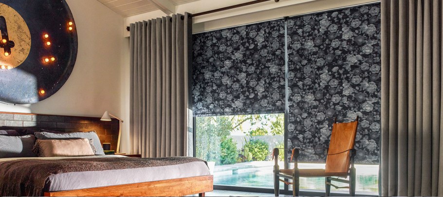 Современные жалюзи в спальню