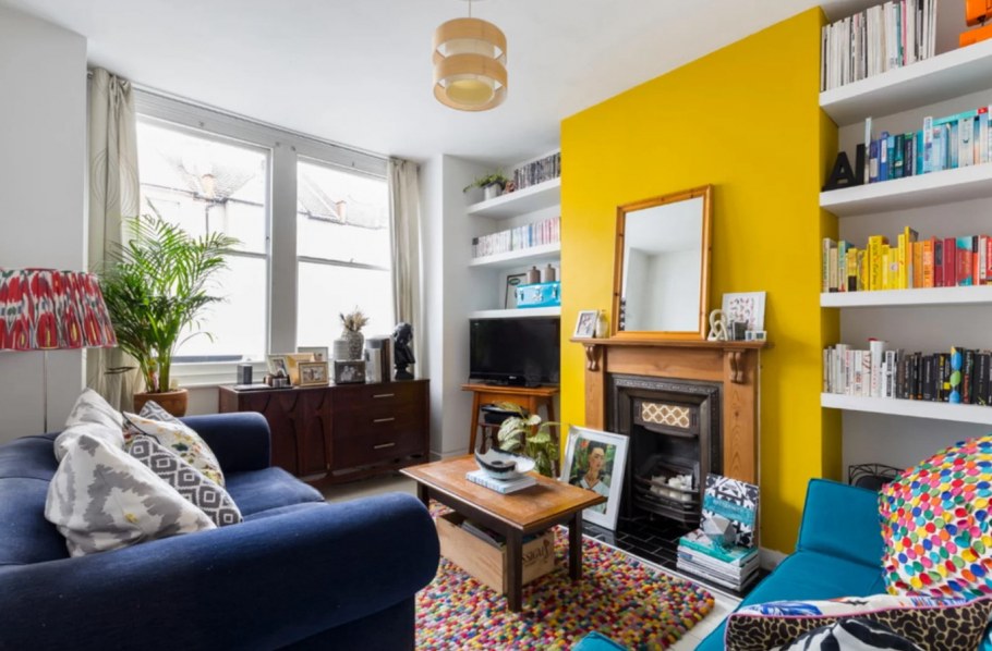 Гостиная с горчичными акцентами