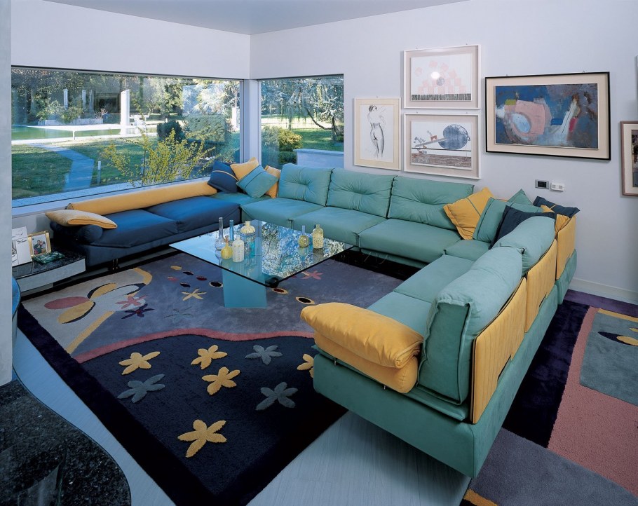 Разноцветные диваны в интерьере