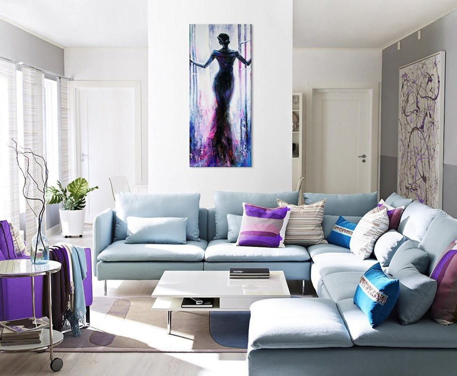 Дизайн интерьера в холодных тонах с яркими акцентами