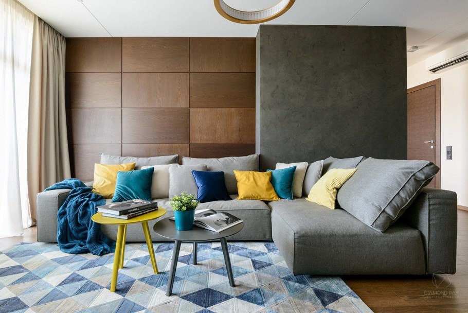 Цветовые акценты в коричневом интерьере