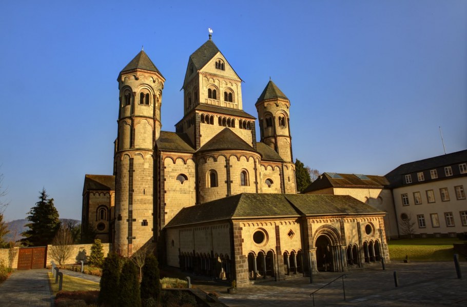 Стены романского собора