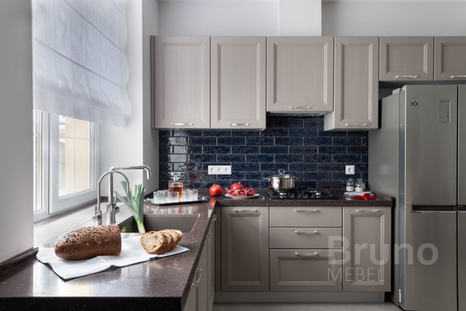 Серая кухня с коричневой столешницей