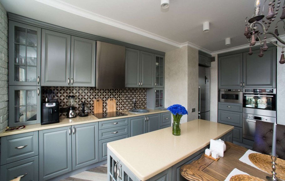 Кухня Неоклассика в сером цвете