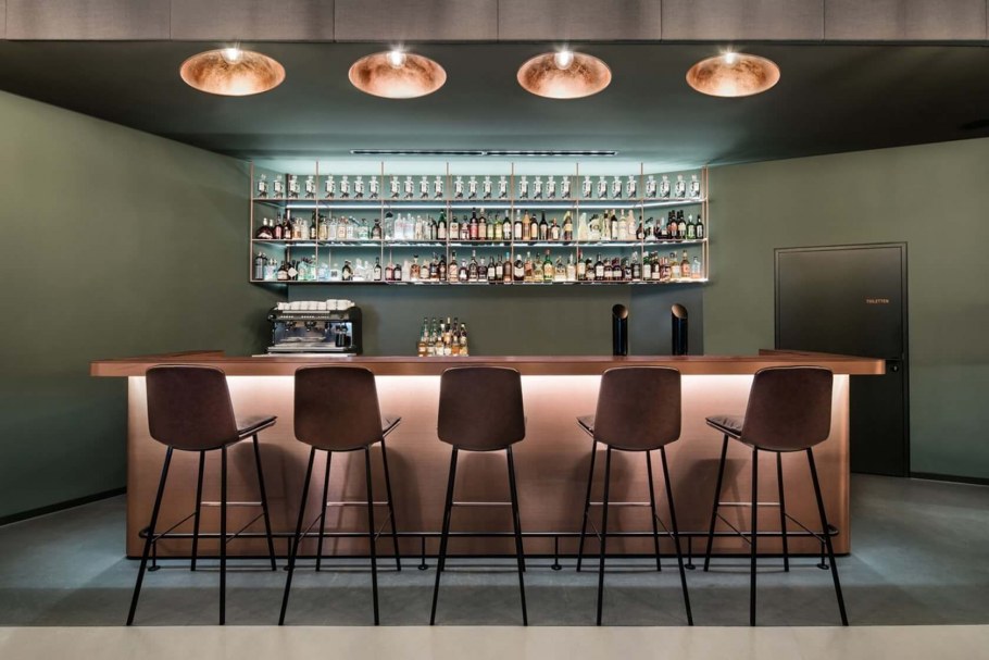 Пустая барная стойка