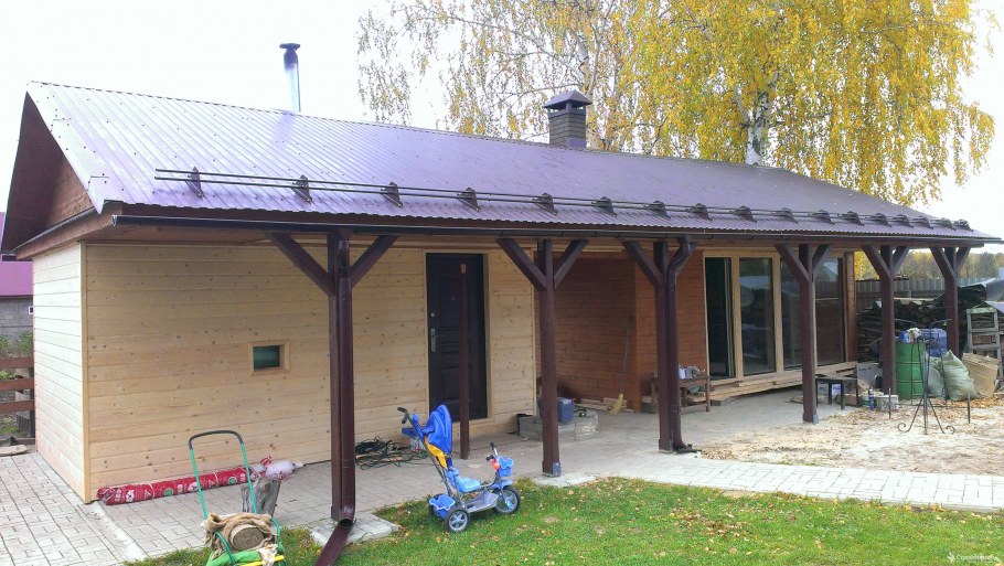 Беседка между домом и баней