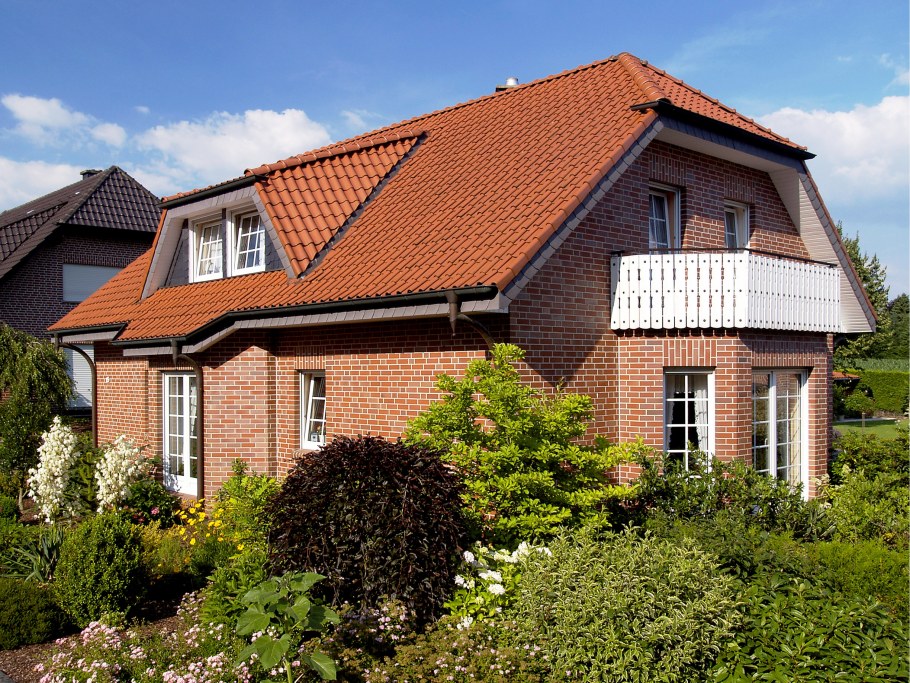 Дома с полувальмовой крышей