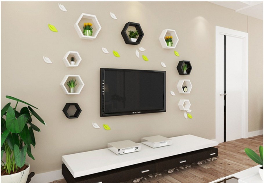 Гостиная с полками на стене