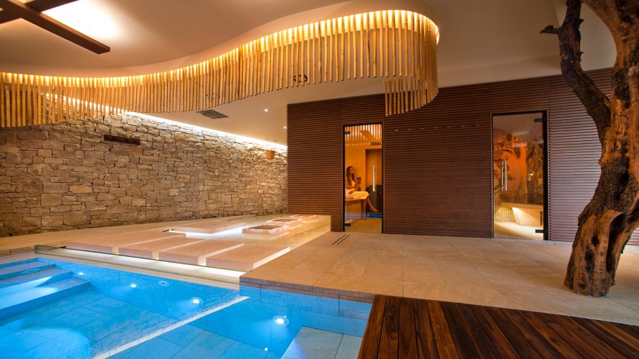 Красивый бассейн