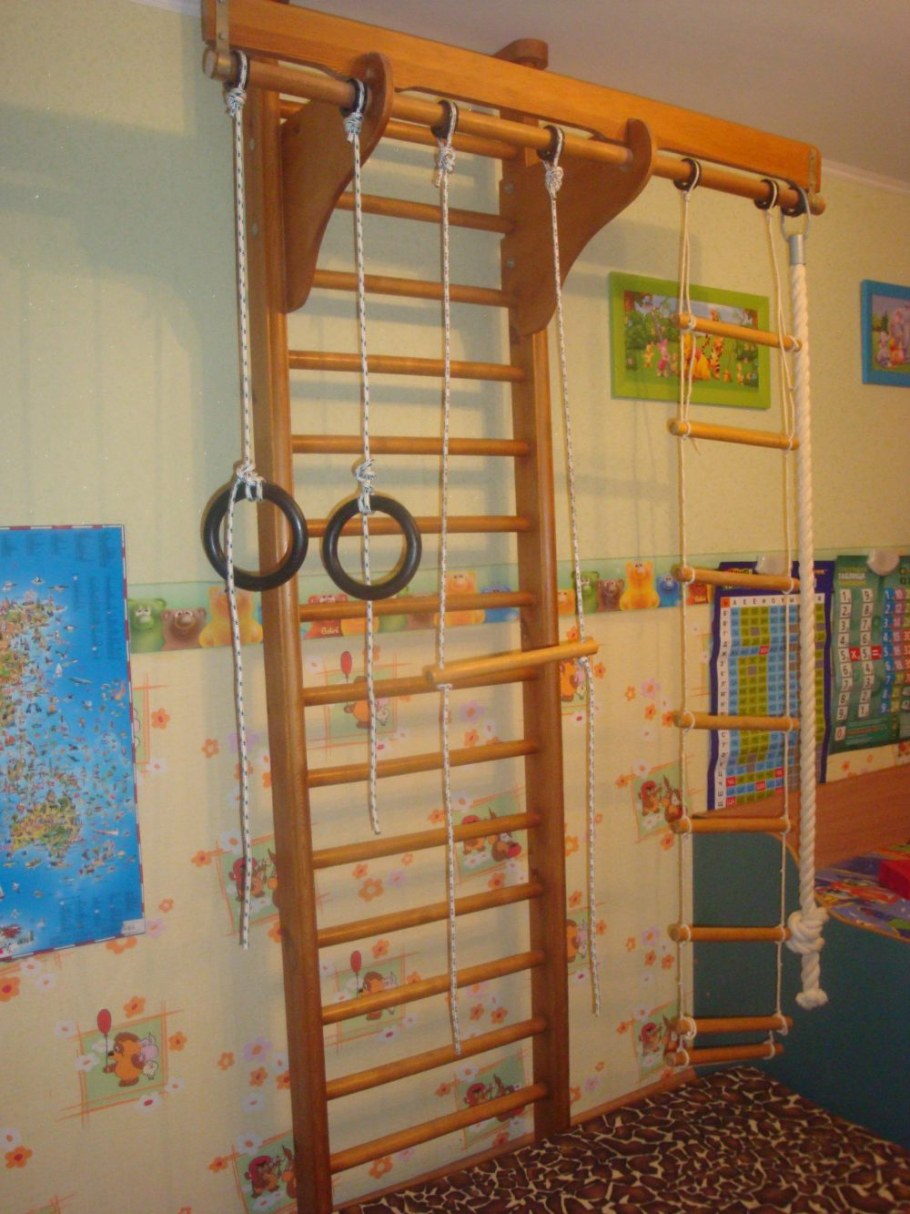 Детский спортивный уголок деревянный