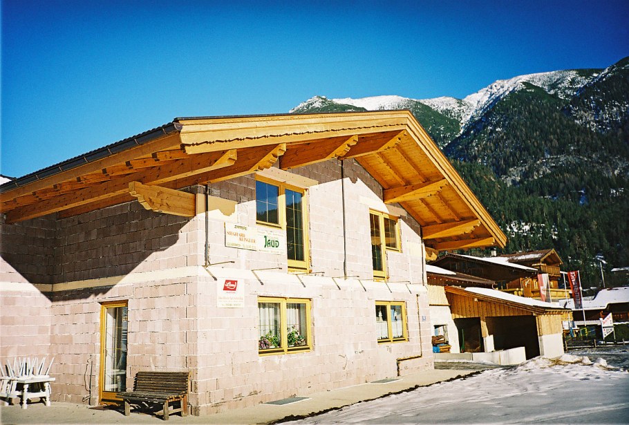 Дом Шале свес крыши