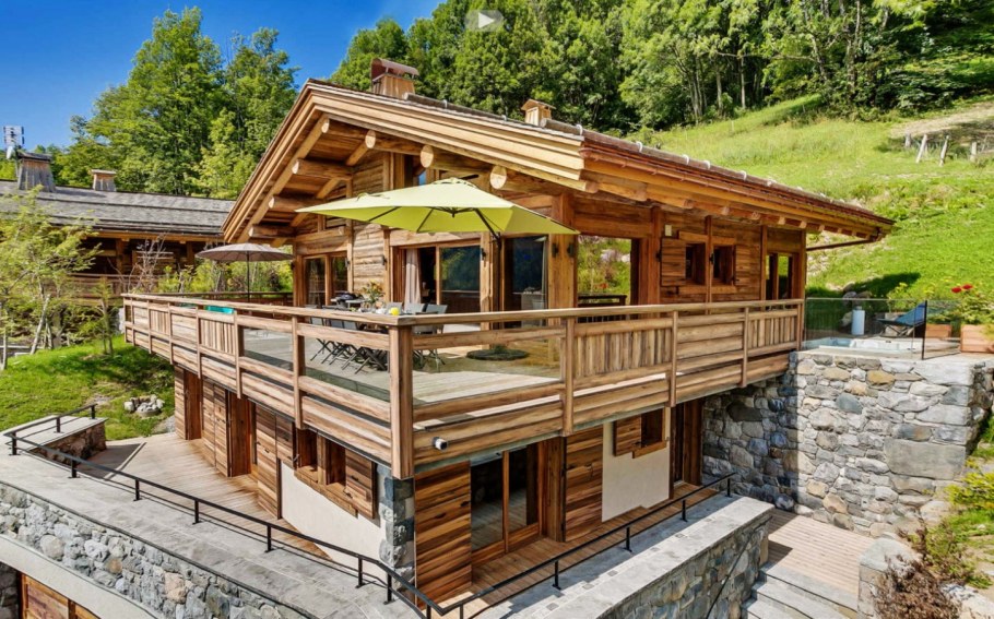 Деревянный домик на склоне