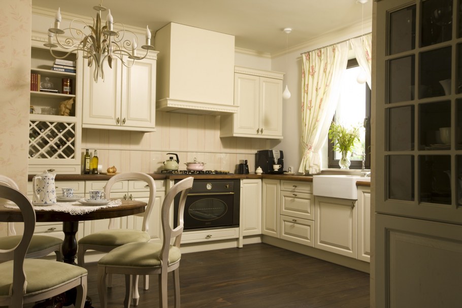 Кухня в колониальном стиле светлая