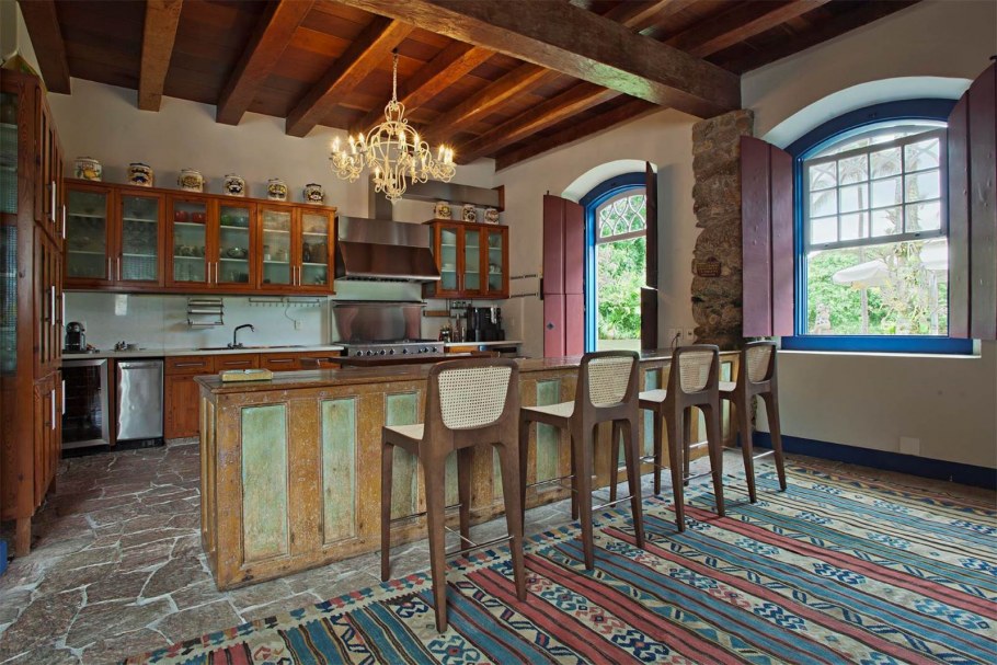 Кухня и столовая в колониальном стиле