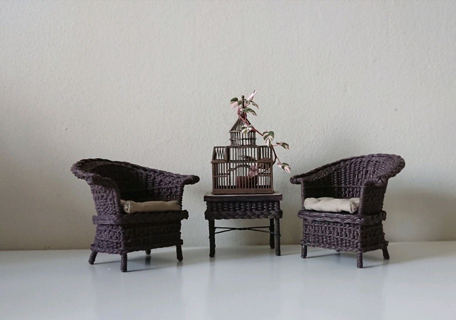 Плетеное кресло для куклы