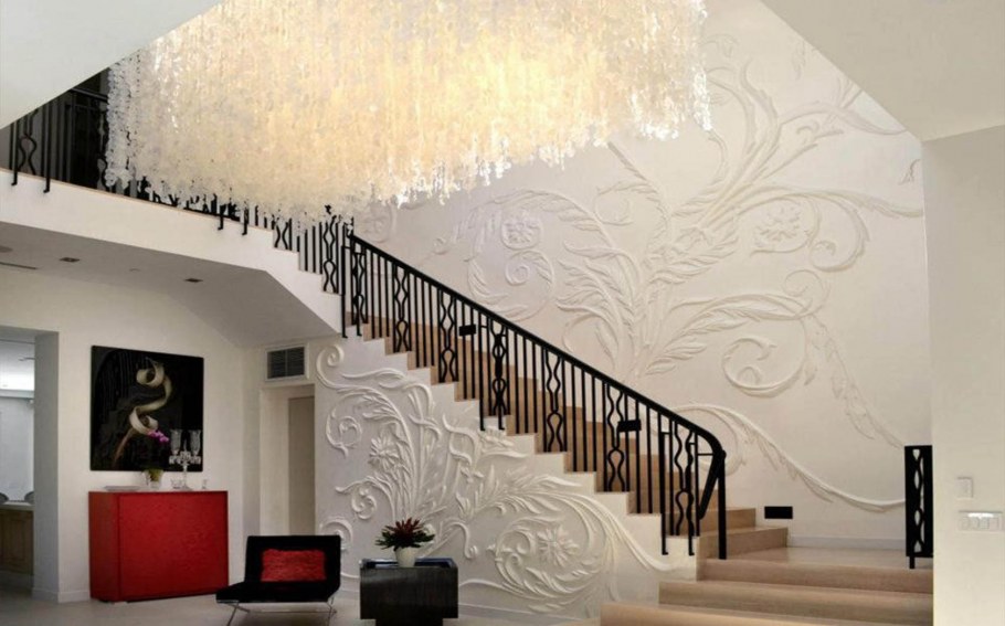 Барельеф на лестничном пролете