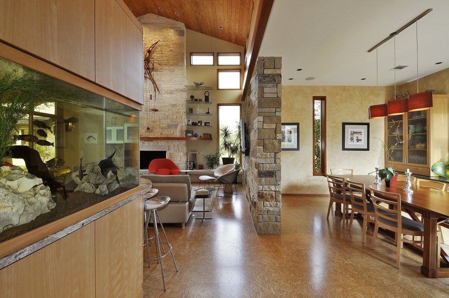 Аквариум в интерьере загородного дома