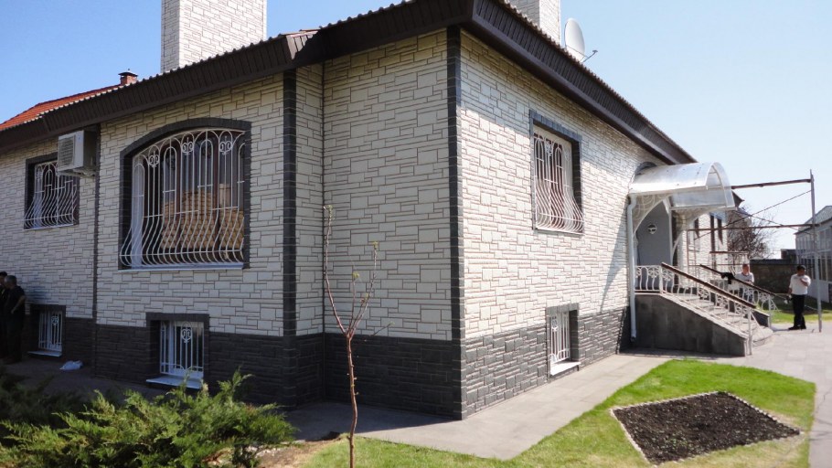 Гранитный цоколь здания