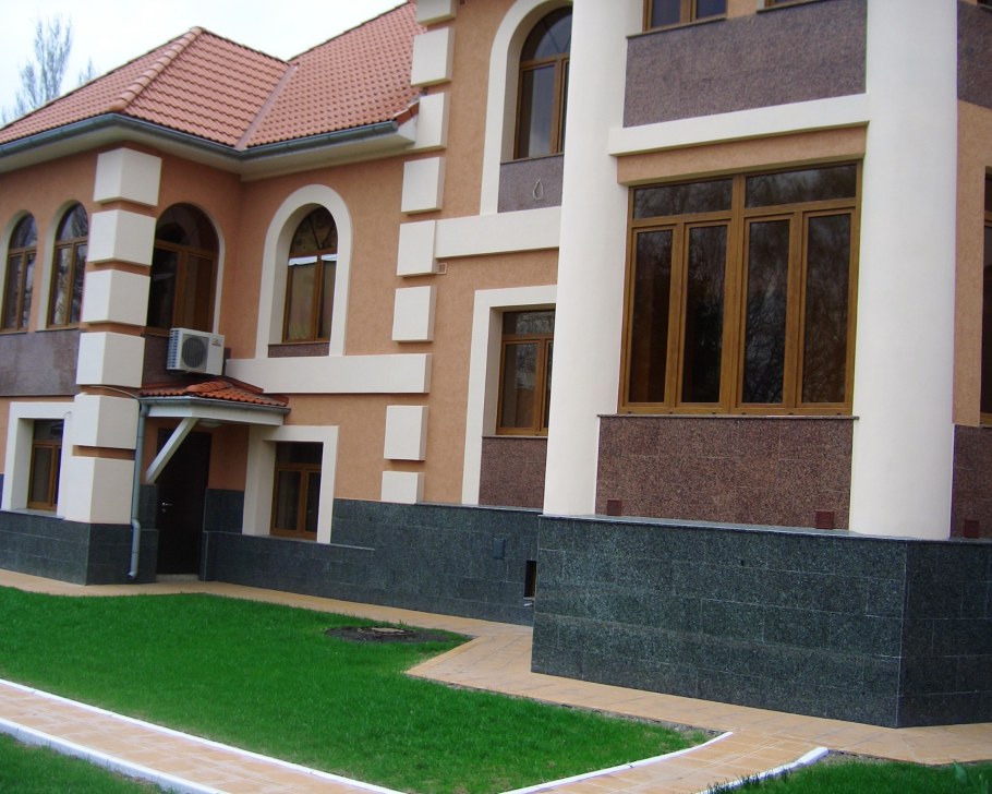 Высокое крыльцо с двумя лестницами