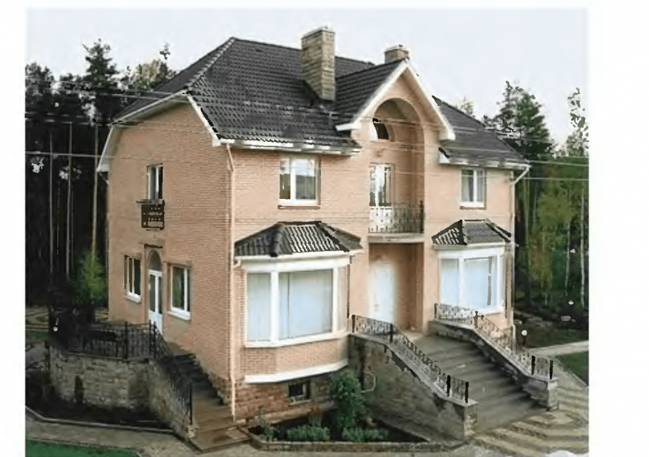 Дом с высоким цоколем