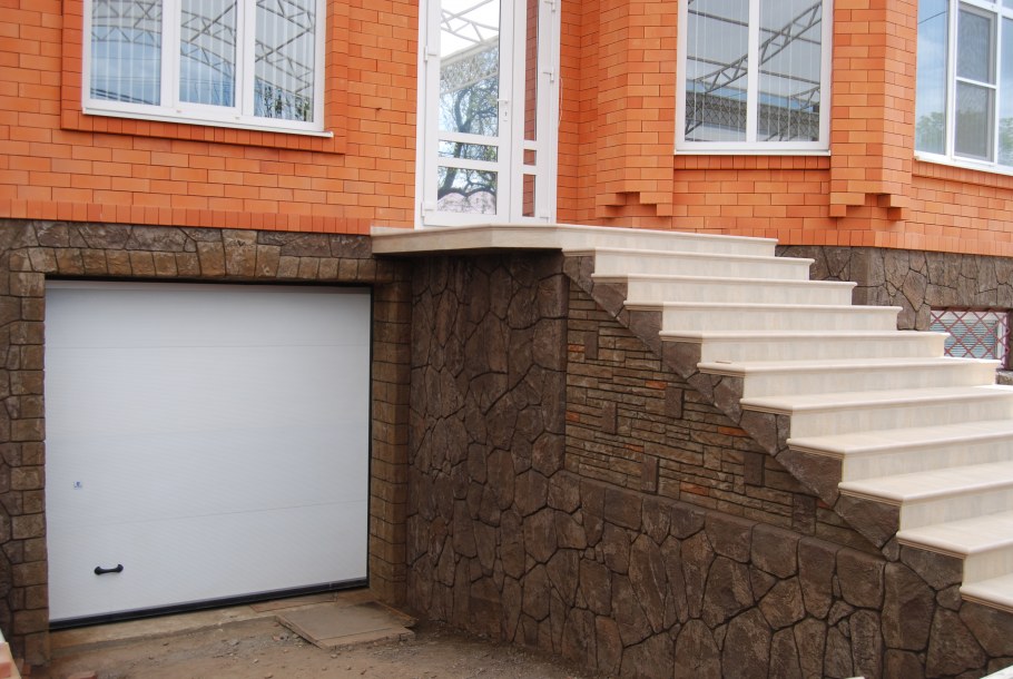 Отделка цоколя дома