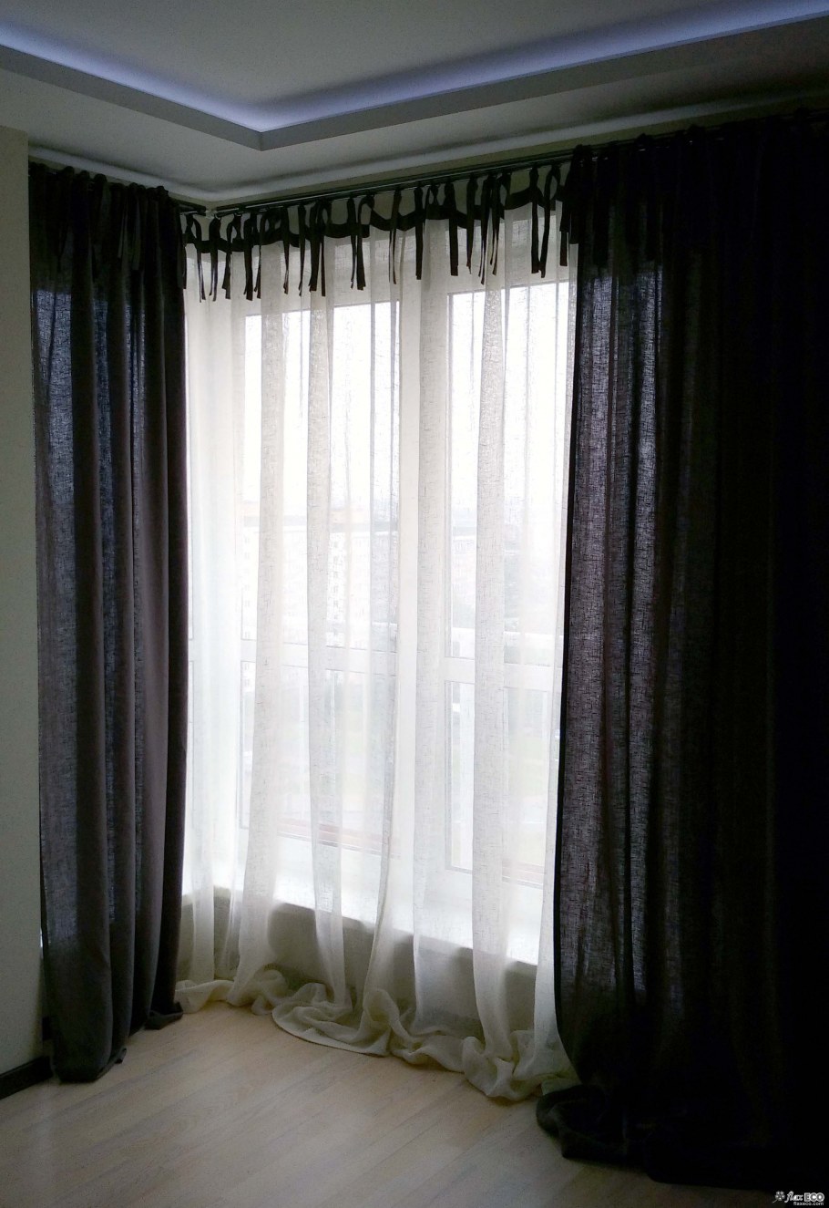 Черная тюль в интерьере спальни